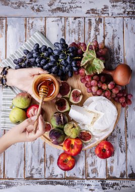 Ev yapımı taze meyve ile hizmet ricotta peyniri