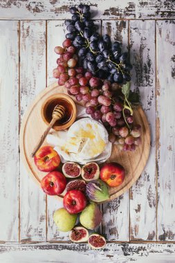 Ev yapımı taze meyve ile hizmet ricotta peyniri