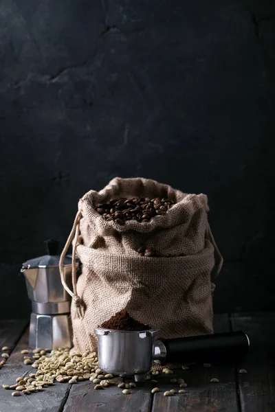 Granos de café verdes y tostados — Foto de Stock