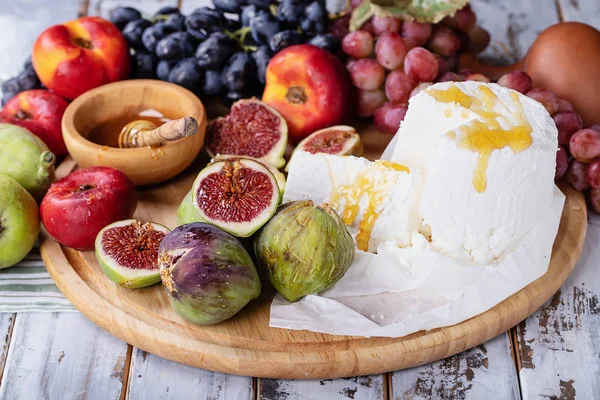 Fromage ricotta fait maison servi avec des fruits frais — Photo