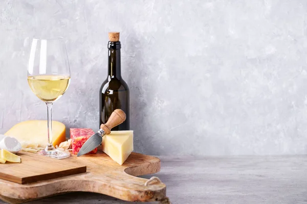 Variété Fromage Chèvre Lait Vache Servi Avec Vin Blanc Sur — Photo