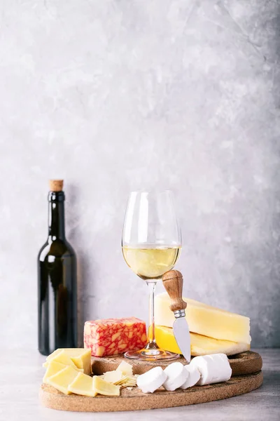 Ziegen Und Kuhmilchkäse Mit Weißwein Über Portugiesischen Korkplatten Und Grauem — Stockfoto