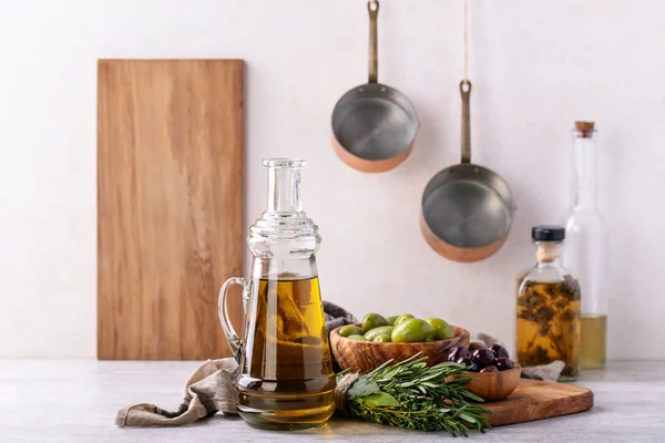 Natives Olivenöl Extra Serviert Mit Kräutern Grünen Und Schwarzen Oliven — Stockfoto