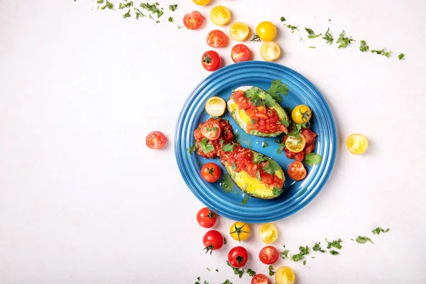 Huevo Cocido Aguacate Servido Con Salsa Tomate Aceite Oliva Cilantro — Foto de Stock