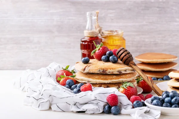 Panqueques Arándanos Servidos Con Fresas Arándanos Frambuesas Miel Jarabe Arce — Foto de Stock