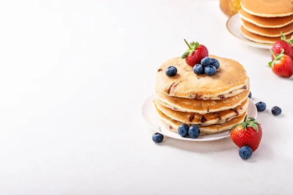 Panqueques Arándanos Servidos Con Fresas Arándanos Sobre Fondo Blanco Copiar — Foto de Stock