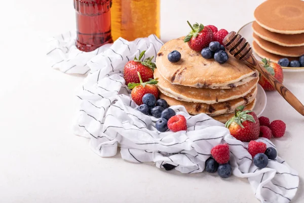 Blueberry Pancakes Served Strawberries Blueberries Raspberries Honey Maple Syrup White — Stock Photo, Image