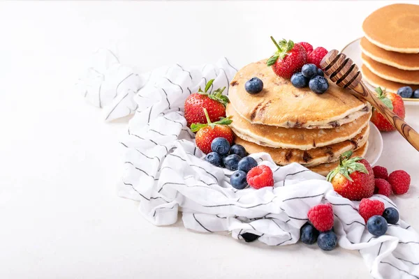 Bosbessen Pannenkoeken Geserveerd Met Aardbeien Bosbessen Frambozen Honing Ahornstroop Witte — Stockfoto