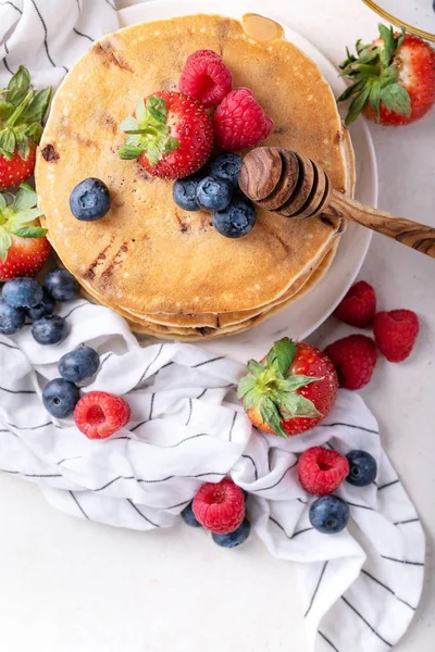 Panqueques Arándanos Servidos Con Fresas Arándanos Frambuesas Miel Jarabe Arce —  Fotos de Stock