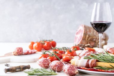 Tedavi et grisini, jambon, salam, domates, biberiye ve kırmızı şarap ile beyaz artalanları hizmet yelpazesi