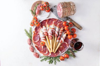 Tedavi et yelpazesi üzerinde beyaz artalanları grisini, jambon, salam, domates, biberiye ve kırmızı şarap ile görev yaptı. Üstten görünüm