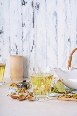Bitkisel papatya ve ıhlamur çayı