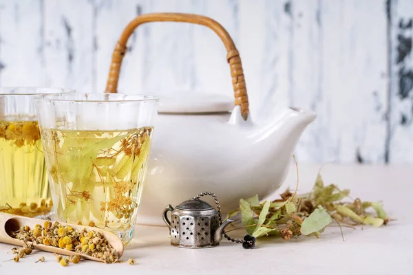 Manzanilla de hierbas y té de tilo — Foto de Stock