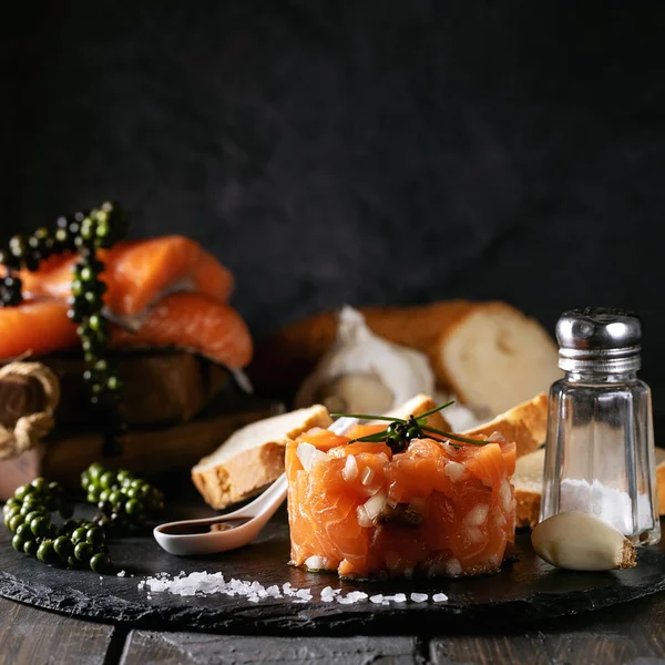 Tártaro de salmão servido com pão — Fotografia de Stock