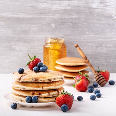 Yaban mersini krep bal ile servis