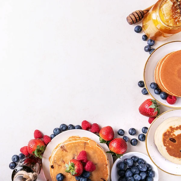 Blueberry pannenkoeken geserveerd met honing — Stockfoto