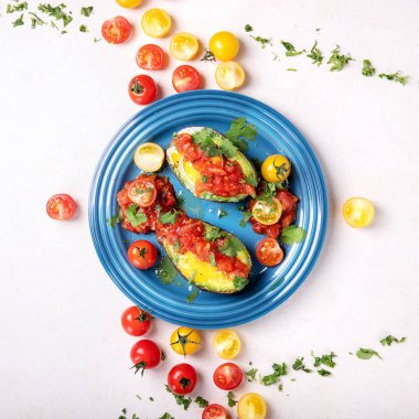 Bir avokado pişmiş yumurta