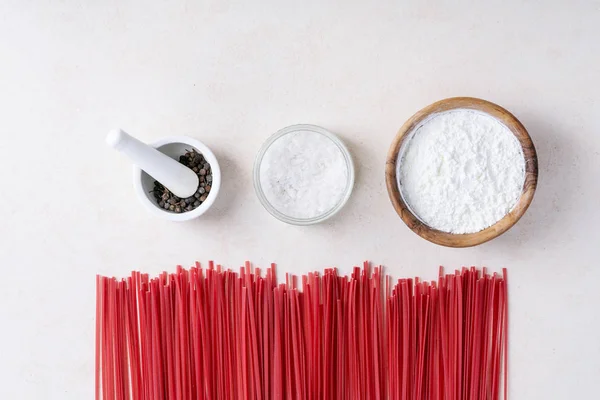 Rauwe ingrediënten voor het koken van pasta — Stockfoto