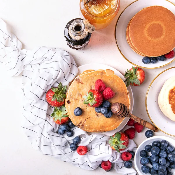 Blueberry pannenkoeken geserveerd met honing — Stockfoto