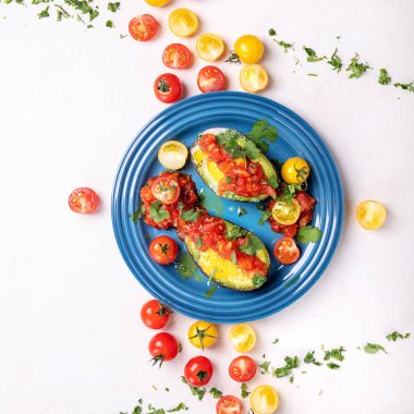 Bir avokado pişmiş yumurta