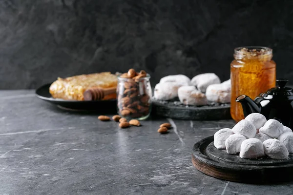 Разнообразие традиционных греческих сладостей — стоковое фото