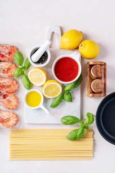 Ingredientes crus para cozinhar: Camarão camarão macarrão espaguete italiano — Fotografia de Stock