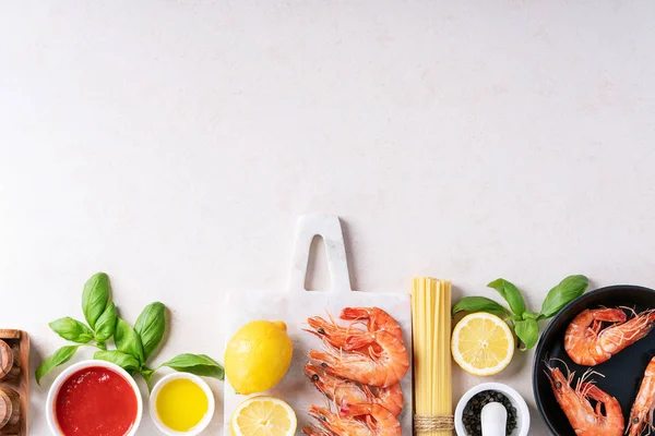 Ingredientes crus para cozinhar: Camarão camarão macarrão espaguete italiano — Fotografia de Stock