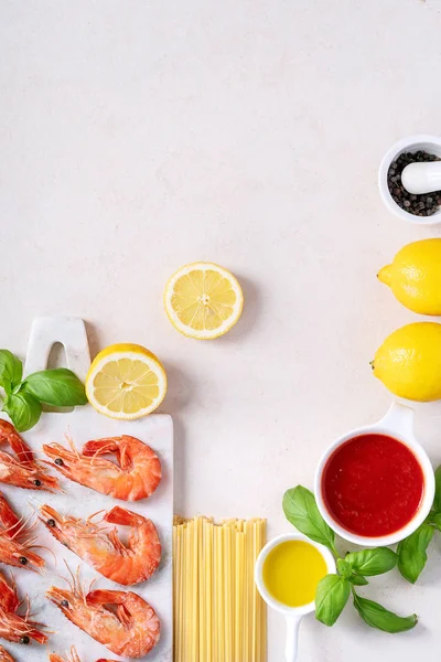 Ingredientes crudos para cocinar: Camarones Pasta italiana de espagueti —  Fotos de Stock