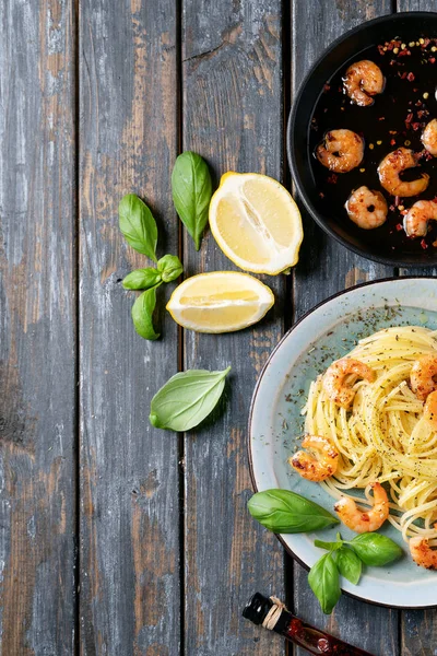 Kızarmış karides karides İtalyan spagetti makarna — Stok fotoğraf