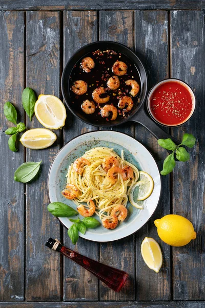 Kızarmış karides karides İtalyan spagetti makarna — Stok fotoğraf