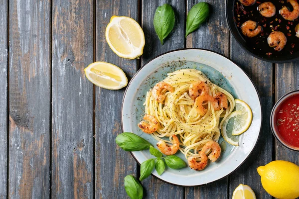 Kızarmış karides karides İtalyan spagetti makarna — Stok fotoğraf