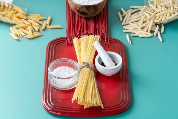 Raw ingredients for cooking: Italian red grape spaghetti pasta — Stock Photo, Image