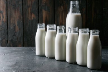 Farklı cam şişelerde taze süt