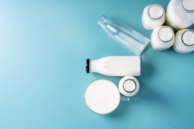 Farklı cam şişelerde taze süt