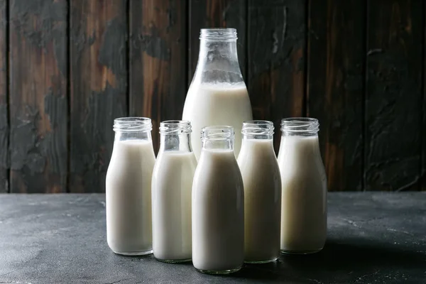 Friss tej különböző üvegpalackokban — Stock Fotó