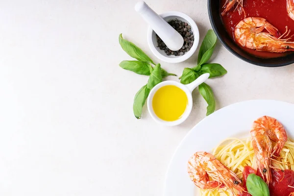 Gamberetti fritti Spaghetti italiani pasta — Foto Stock