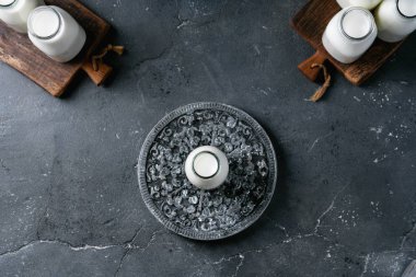 Farklı cam şişelerde taze süt