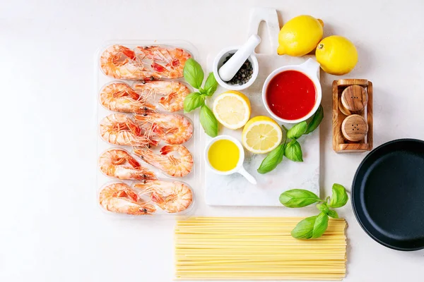 Ingredientes crus para cozinhar: Camarão camarão espaguete italiano — Fotografia de Stock