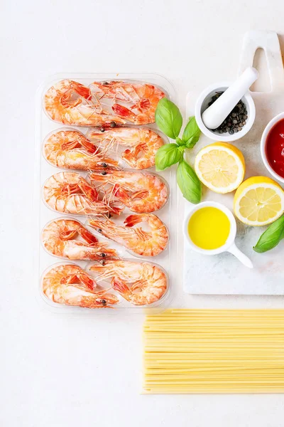 Nyers összetevők a főzéshez: garnélarák garnéla olasz spagetti — Stock Fotó