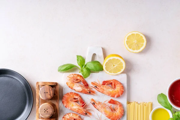 Ingredientes crudos para cocinar: Camarones Espaguetis italianos —  Fotos de Stock