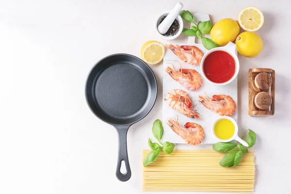Yemek pişirmek için ham maddeler: Karides karides İtalyan spagetti — Stok fotoğraf