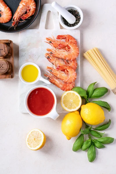 Suroviny pro vaření: krevetky severní (Italská špagety) — Stock fotografie