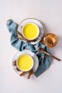 Altın zerdeçal süt