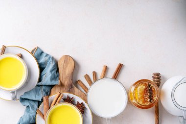 Altın zerdeçal süt