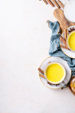 Altın zerdeçal süt