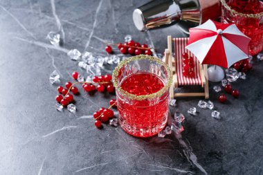 Yaz kırmızı frenk üzümü ve kızılcık kokteyli