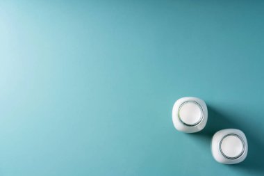 Farklı cam şişelerde taze süt