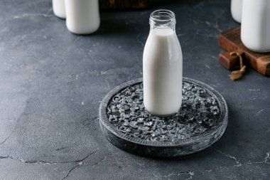 Farklı cam şişelerde taze süt