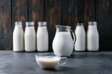 Farklı cam şişelerde taze süt