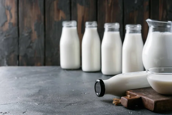 Friss tej különböző üvegpalackokban — Stock Fotó
